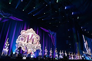 乃木坂46、満員の東京ドームで14回目の誕生日をお祝い 過去と未来を