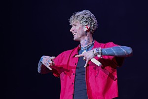 「mgk、ウィズ・カリファとのコラボAL『Blog Era Boyz』リリース決定&「everything tatted」先行配信」