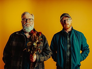 「アラブ・ストラップ、新曲「You You You」公開「一種のディスコ・メタルの呪文のよう」」