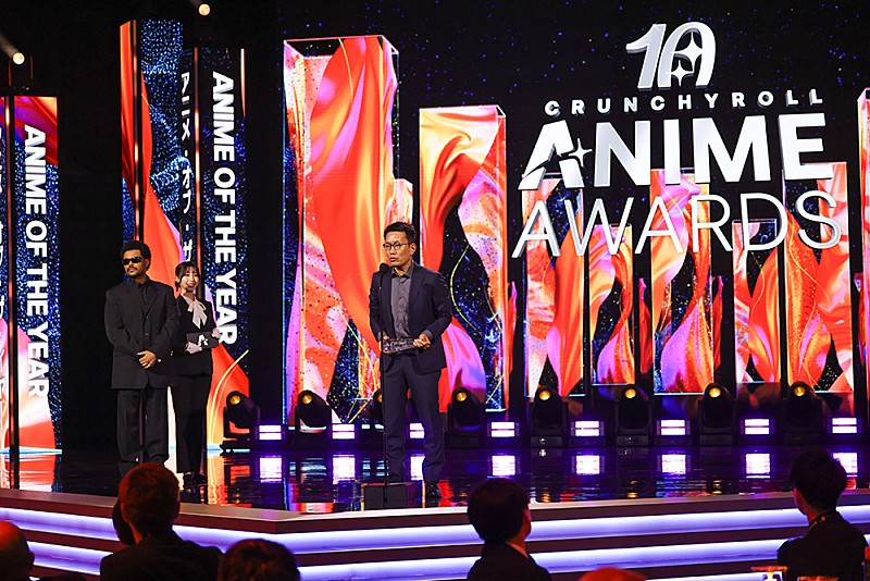 「【クランチロール・アニメアワード2026】<アニメ・オブ・ザ・イヤー>受賞作『ヒロアカ』にザ・ウィークエンドがトロフィー授与、<最優秀アニソン賞>は米津玄師「IRIS OUT」」1枚目/15