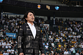 「飯田洋輔、阪神甲子園球場にてファーストピッチ&amp;amp;国歌独唱を披露」1枚目/8