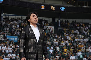 「飯田洋輔、阪神甲子園球場にてファーストピッチ&amp;国歌独唱を披露」