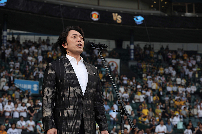 「飯田洋輔、阪神甲子園球場にてファーストピッチ&amp;国歌独唱を披露」1枚目/8