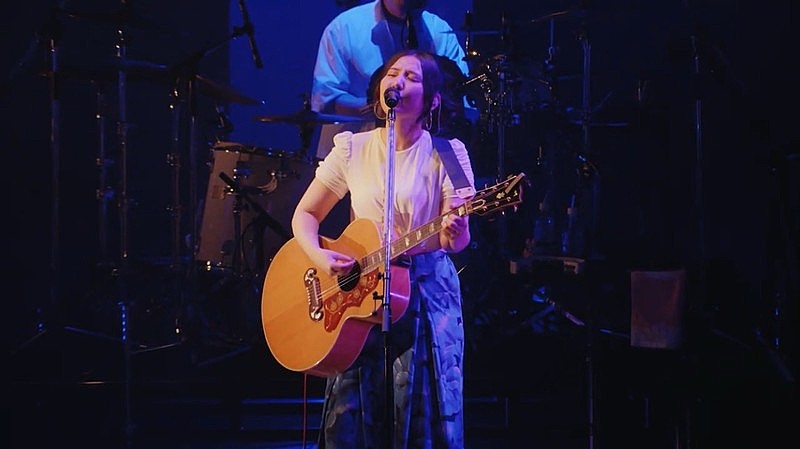 「阿部真央、「じゃあ、何故」バンド編成ライブ映像公開」1枚目/3