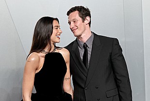 「デュア・リパ、俳優カラム・ターナーとの挙式の様子を投稿」