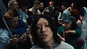 「Ayase、本人出演「うるさ」MVテーマは“不特定多数からの無慈悲な干渉”」1枚目/3
