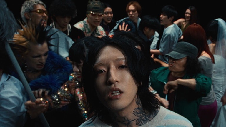 Ayase「Ayase、本人出演「うるさ」MVテーマは“不特定多数からの無慈悲な干渉”」