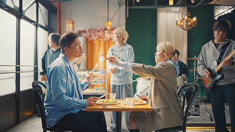 「ねぐせ。「一生僕ら恋をしよう」スペシャルMV、あべこうじ＆高橋愛が夫婦そろって出演」1枚目/15