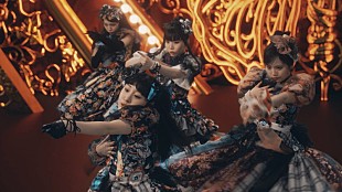 「ファントムシータ、全編VFXを駆使した「ホラークイーン」MVで亡霊に扮する」