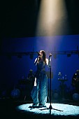 「＜ライブレポート＞冨岡 愛「言葉で愛をちゃんと伝えて欲しい」、自身初のホール公演で伝えた“あい”のメッセージ」1枚目/7