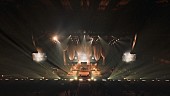 「RADWIMPS、メジャーデビュー20周年記念ツアーより「賜物」ライブ映像を公開」1枚目/3