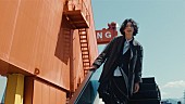 「米津玄師、新曲「烏」MVは“構造の内側にある個人の在り方”と響き合う映像作品」1枚目/3