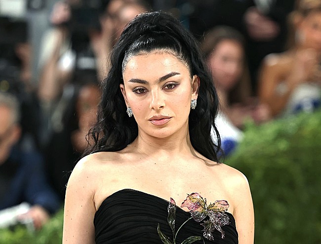 「チャーリーxcx、ダンス音楽は“死んだ”発言への批判に言及「人生で最もメンタルが辛い」」1枚目/1