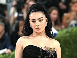 チャーリーxcx、ダンス音楽は“死んだ”発言への批判に言及「人生で最も