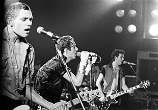 「ザ・クラッシュ、名盤『ロンドン・コーリング』ジャケで破壊されるベース展示へ」
