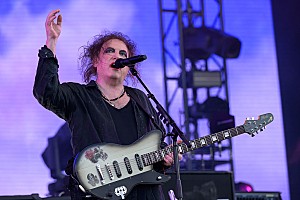 ロバート・スミス「ザ・キュアーのロバート・スミス、オリヴィア・ロドリゴとのコラボで自身初の米ビルボード“Hot 100”入り」