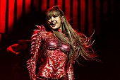 「BLACKPINKのリサ、ニュー・ソロAL制作中と明かす＆“双子の姉妹みたい”と語るメンバーとは？」1枚目/1