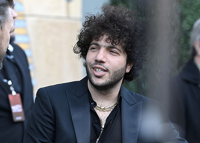 「ベニー・ブランコ、2019年に母親からセレーナ・ゴメスとの結婚を勧められていたと明かす「母が種を蒔いてくれた」」1枚目/1