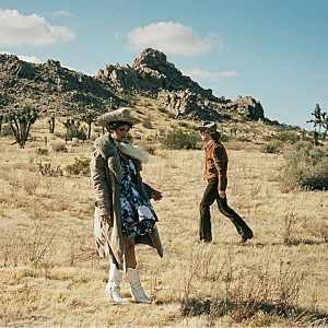 ベック「ベック、シエラ・フェレルを迎えたデュエット新曲「Ride Lonesome (feat. Sierra Ferrell)」をリリース」