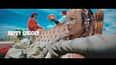 「muque、自分を愛せるようになる過程をポップな世界観で描いた「HAPPY GROOVY」MV公開」1枚目/2