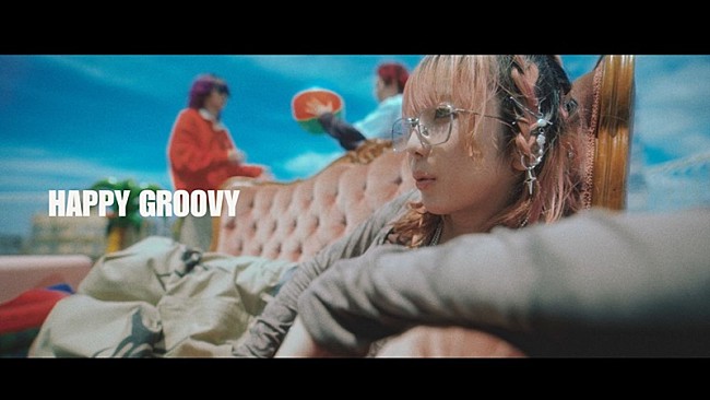 「muque、自分を愛せるようになる過程をポップな世界観で描いた「HAPPY GROOVY」MV公開」1枚目/2