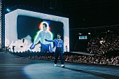 「ハリー・スタイルズ、英ウェンブリー公演でファンとともにイングランドの対DRコンゴ戦勝利を興奮気味に祝う」1枚目/1