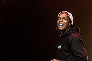 「エイサップ・ロッキー、コンサートでドレイクを挑発するファンの旗を掲げる」