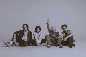 ヤングスキニー、初のベストアルバム『歌の中だけでしか、本当のことは
