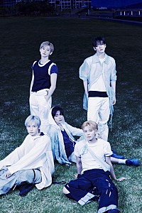 TOMORROW X TOGETHER、コンセプトビジュアル＆クリップ「Sparks」で“夏