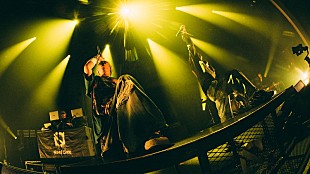 「Novel Core、JUBEEがサプライズ出演した「ビリビリ -Remix-」ライブ映像を公開」