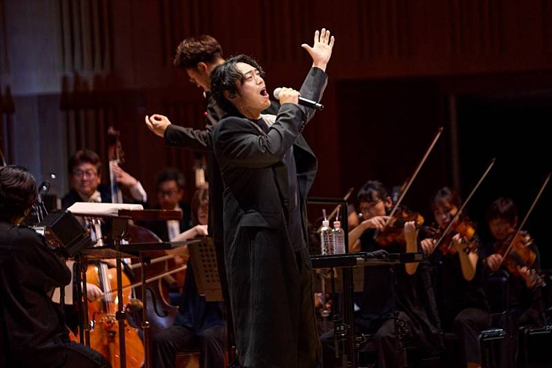 「＜ライブレポート＞飯田洋輔、初の単独オーケストラ公演が開幕　美声が響き渡った初日東京公演」1枚目/5
