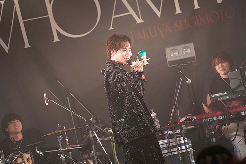 「杉本琢弥、自身の誕生日に開催＆新曲「男の本音」も披露した“初ベストAL記念ツアー”初日公演のレポート到着」1枚目/3