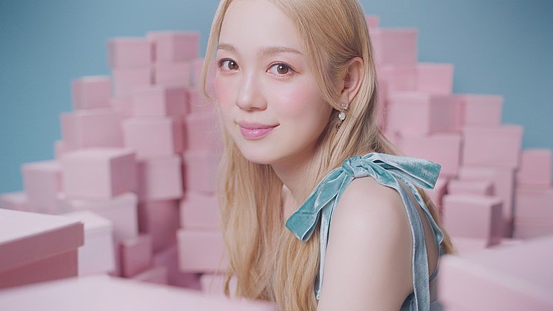 「西野カナが最大25人登場、香水工場が舞台の「Power of Love」でエールを送る」1枚目/3