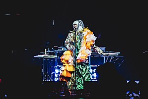 エリカ・バドゥ「<ライブレポート>“ネオ・ソウル”の女王エリカ・バドゥ、ミニマム編成で魅せた【An Intimate Night with Erykah Badu】」