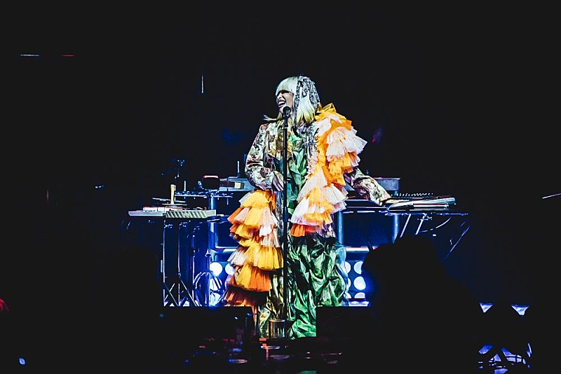 「＜ライブレポート＞“ネオ・ソウル”の女王エリカ・バドゥ、ミニマム編成で魅せた【An Intimate Night with Erykah Badu】」1枚目/6