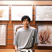松下洸平、“愛を語りながら旅をする”「Journey」MVは博物館で撮影