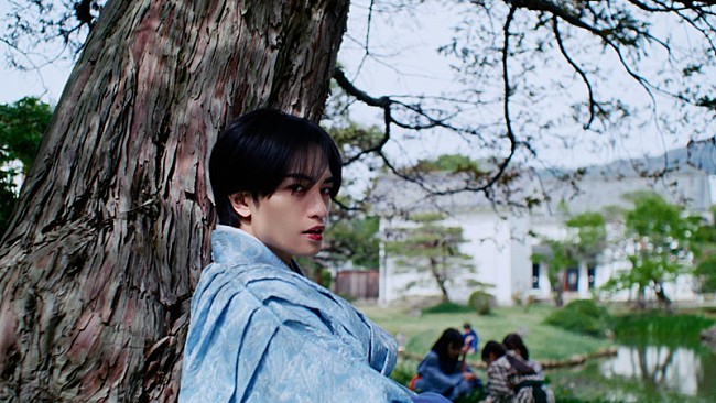 「中島健人が“鬼ごっこ”に興じる「鬼事」MV、爽やかな和装姿から艶やかな鬼へ変身」1枚目/3