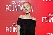 「アリアナ・グランデ、10年前のヒット曲を即興で披露しライブ中のトラブル対処」1枚目/1