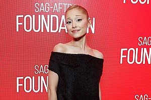 アリアナ・グランデ「アリアナ・グランデ、10年前のヒット曲を即興で披露しライブ中のトラブル対処」