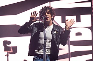 「The 1975のマット・ヒーリー、モデルのガブリエット・ベクテルと結婚」