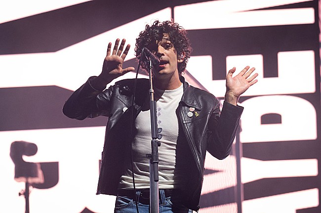 「The 1975のマット・ヒーリー、モデルのガブリエット・ベクテルと結婚」1枚目/1