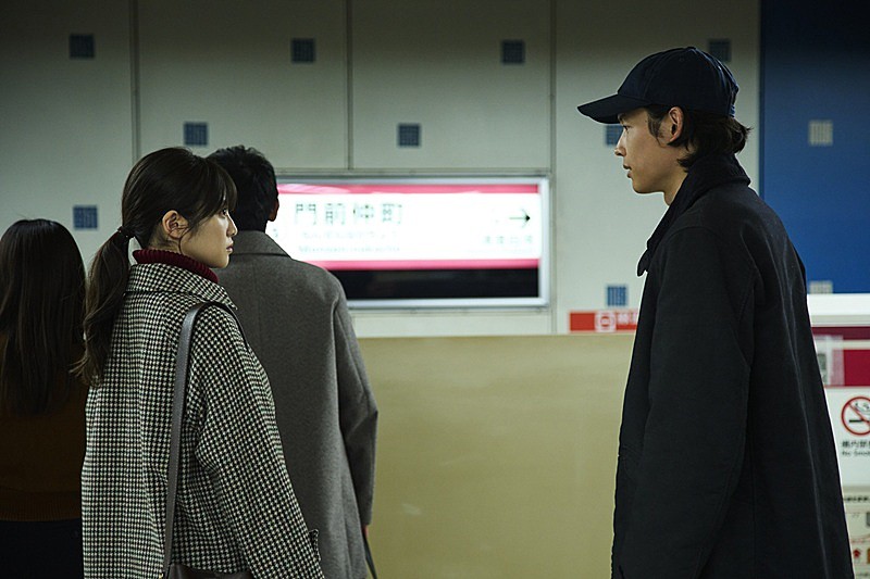 「松村北斗（SixTONES）×今田美桜、W主演映画『白鳥とコウモリ』の新規場面写真が解禁」1枚目/10