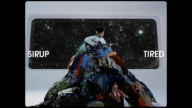 「SIRUP、ギターで「TIRED」を弾き語るワンカットMV公開」1枚目/3