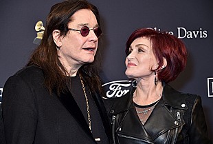 「シャロン・オズボーン、一周忌に亡き夫オジーとの日々を振り返る「音楽のボリュームを上げて」」