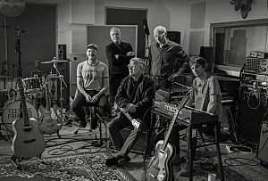 ティーンエイジ・ファンクラブ「ティーンエイジ・ファンクラブ、新曲「Day In The Sun」MV公開」
