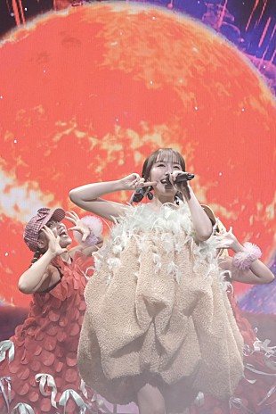 「ももクロ・百田夏菜子、32歳の誕生日をモノノフと共に祝ったバースデーパーティー【32! SUNNY PARTY～!!】の公式レポート到着」