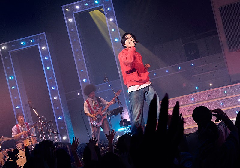 「【AKASAKI &amp;ldquo;last YOUNG&amp;rdquo; -10代最後の単独公演-】
Photo by TOMOKAZU TAZAWA」4枚目/5