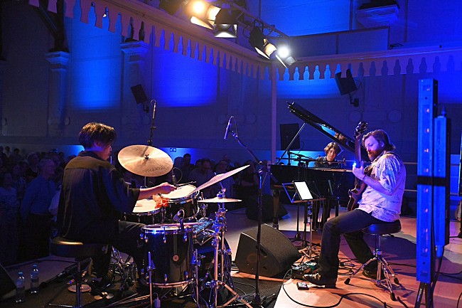 「＜連載＞石若駿のワッツアップ通信 Vol.13 ～ヨーロッパの旅 ラインガウ音楽祭編。～」1枚目/8