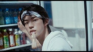 「TWS、真夏の海の家で働く「SODA SODA」MVティザー第1弾を公開」