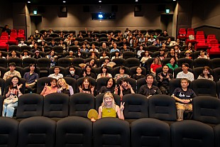 「オーロラ、コンサート・フィルムのジャパン・プレミア上映にサプライズ登壇「お元気ですか」」